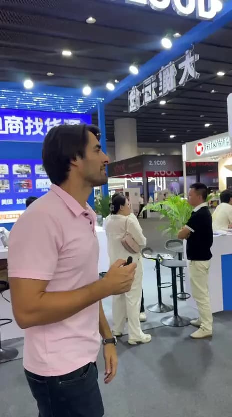 Antonio Galán en la feria de construcción y decoración de Guangzhou, revisando la oferta de fabricantes