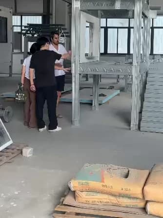 Antonio Galán revisando sobre el terreno la estructura ligera de acero de un módulo en la nave de producción