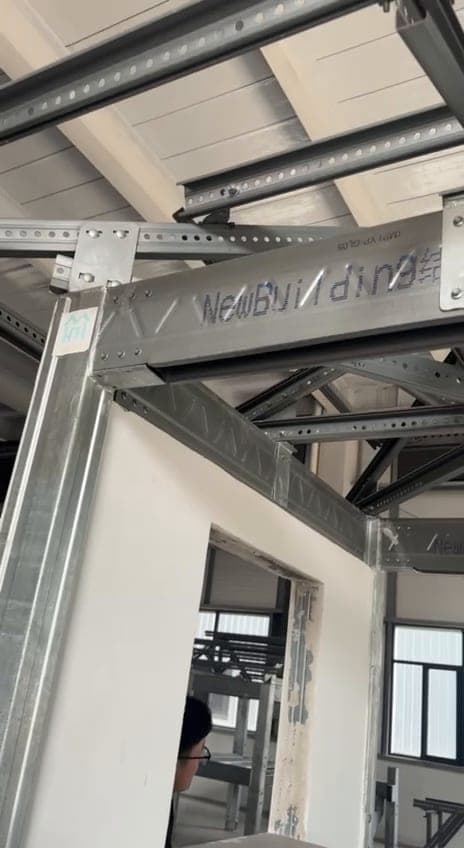 Estructura ligera de acero y cerramiento de panel en el interior de una fábrica de construcción modular