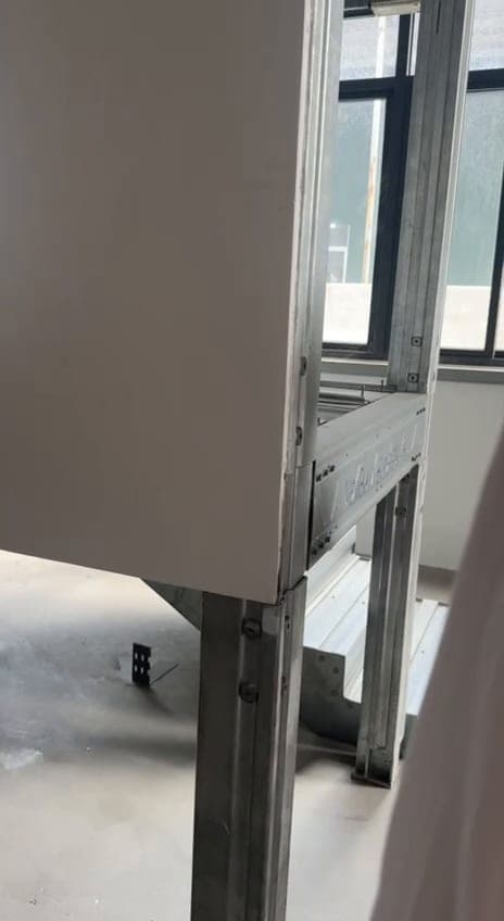 Perfil de acero galvanizado de un panel estructural en la nave de montaje