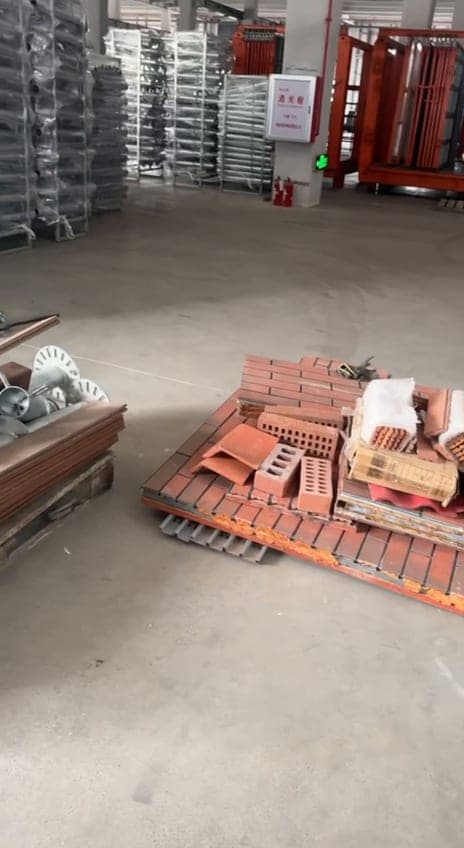 Materiales y piezas paletizadas en la planta de producción