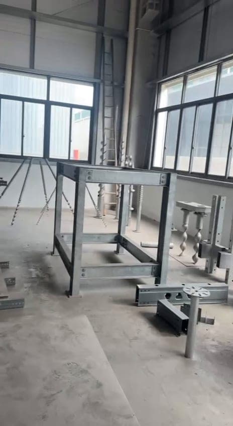 Nave de montaje con bancadas de trabajo y estructuras metálicas junto a los ventanales