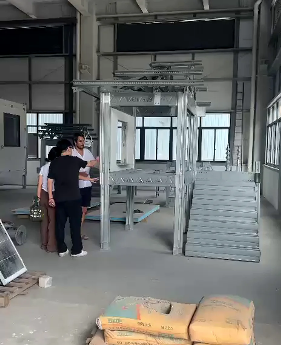 Antonio Galán revisando sobre el terreno la estructura ligera de acero de un módulo, junto al equipo de la planta de producción