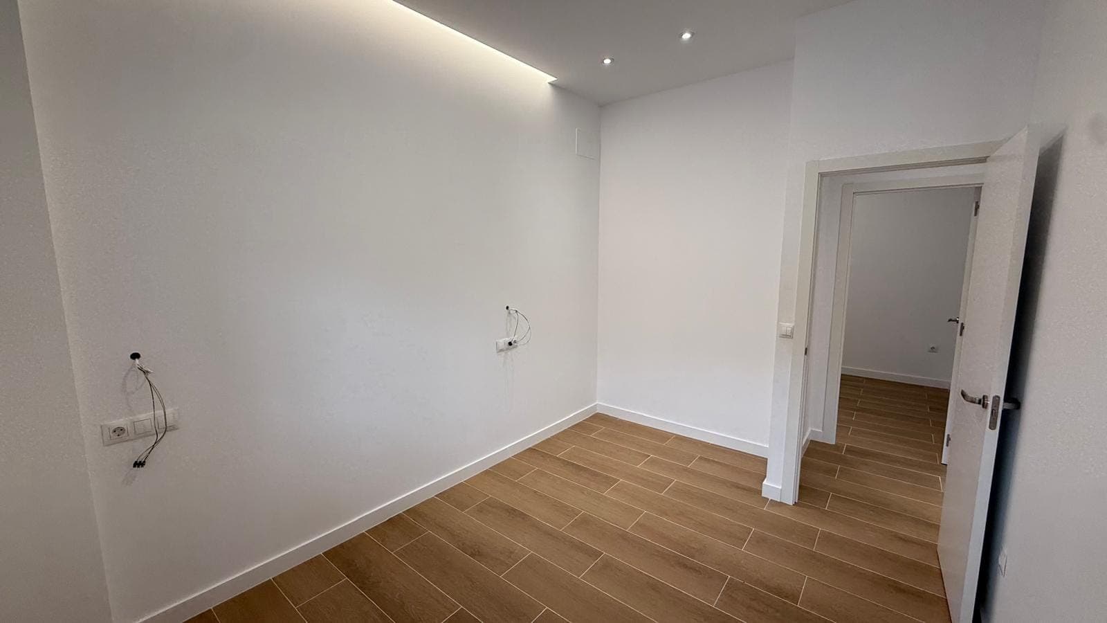 Dormitorio terminado con ventana al exterior y luz indirecta en el techo